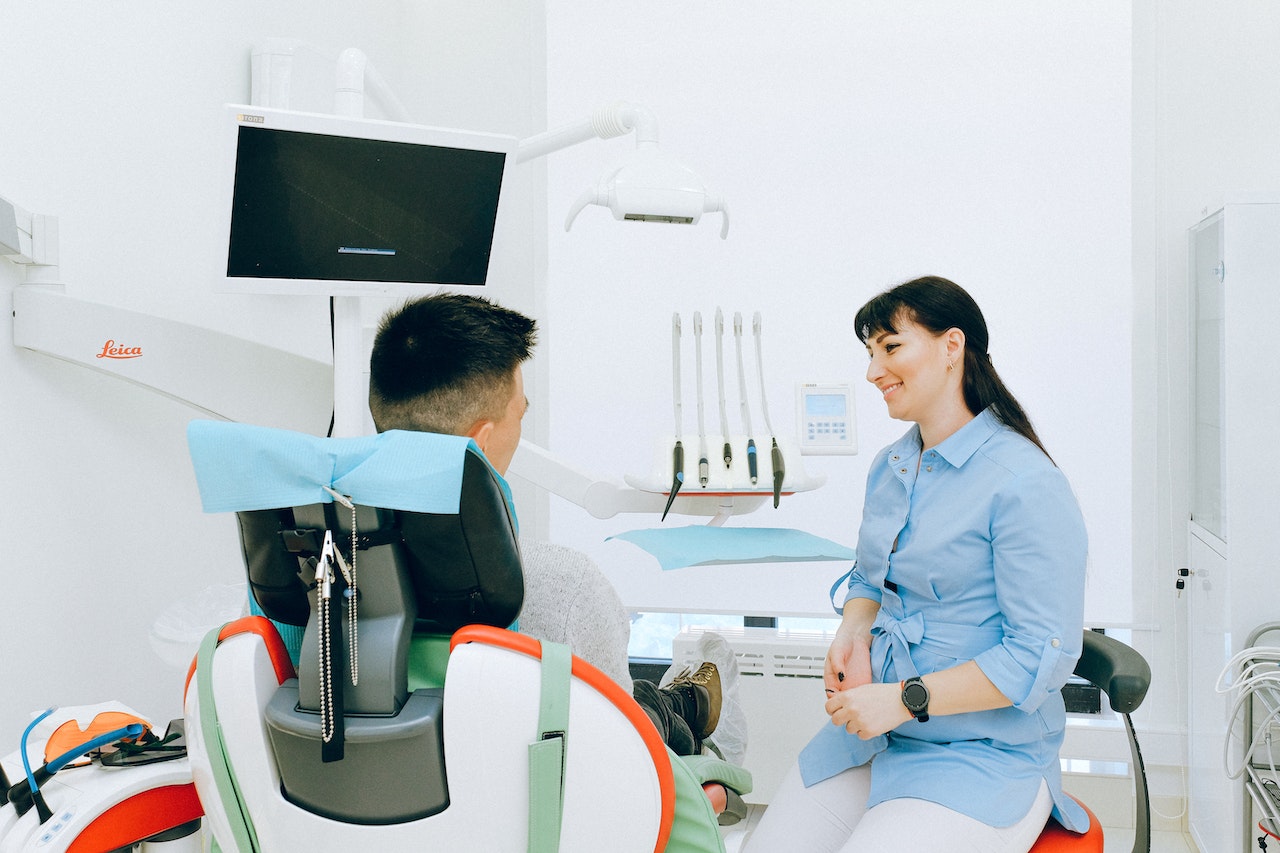 Poznaj najpopularniejsze usługi z oferty dentysty w Warszawie